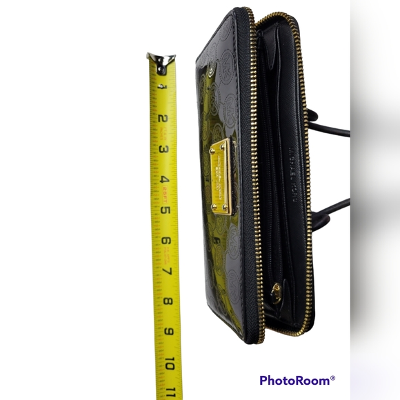 MICHAEL KORS Patent Leather, Black Zip Round Wallet - Picture 5 of 5